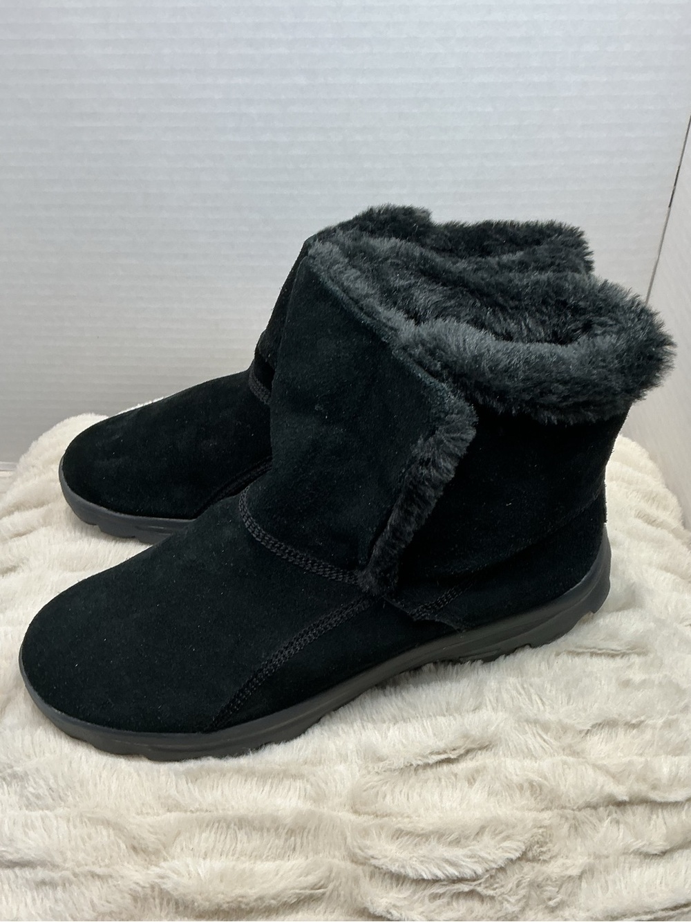 Skechers On-The-GO Chugga Black Suede Faux Fur Boots Women’s 10 NWOB 14385